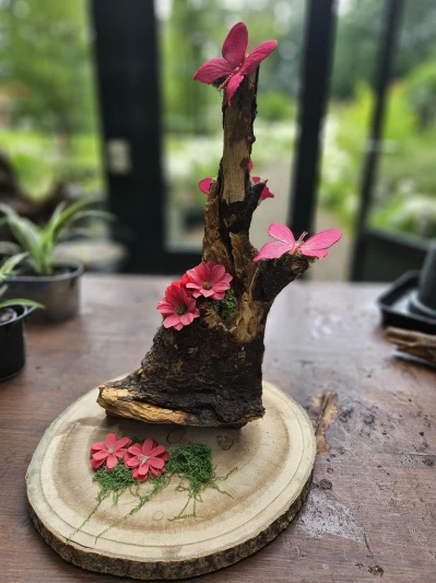Houtsculptuur roze vlinders