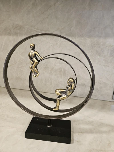 Ronde sculptuur - in verbondenheid