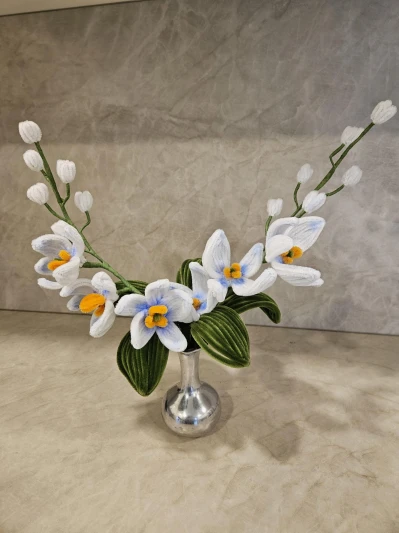 Vaasje met handgemaakte orchideeën